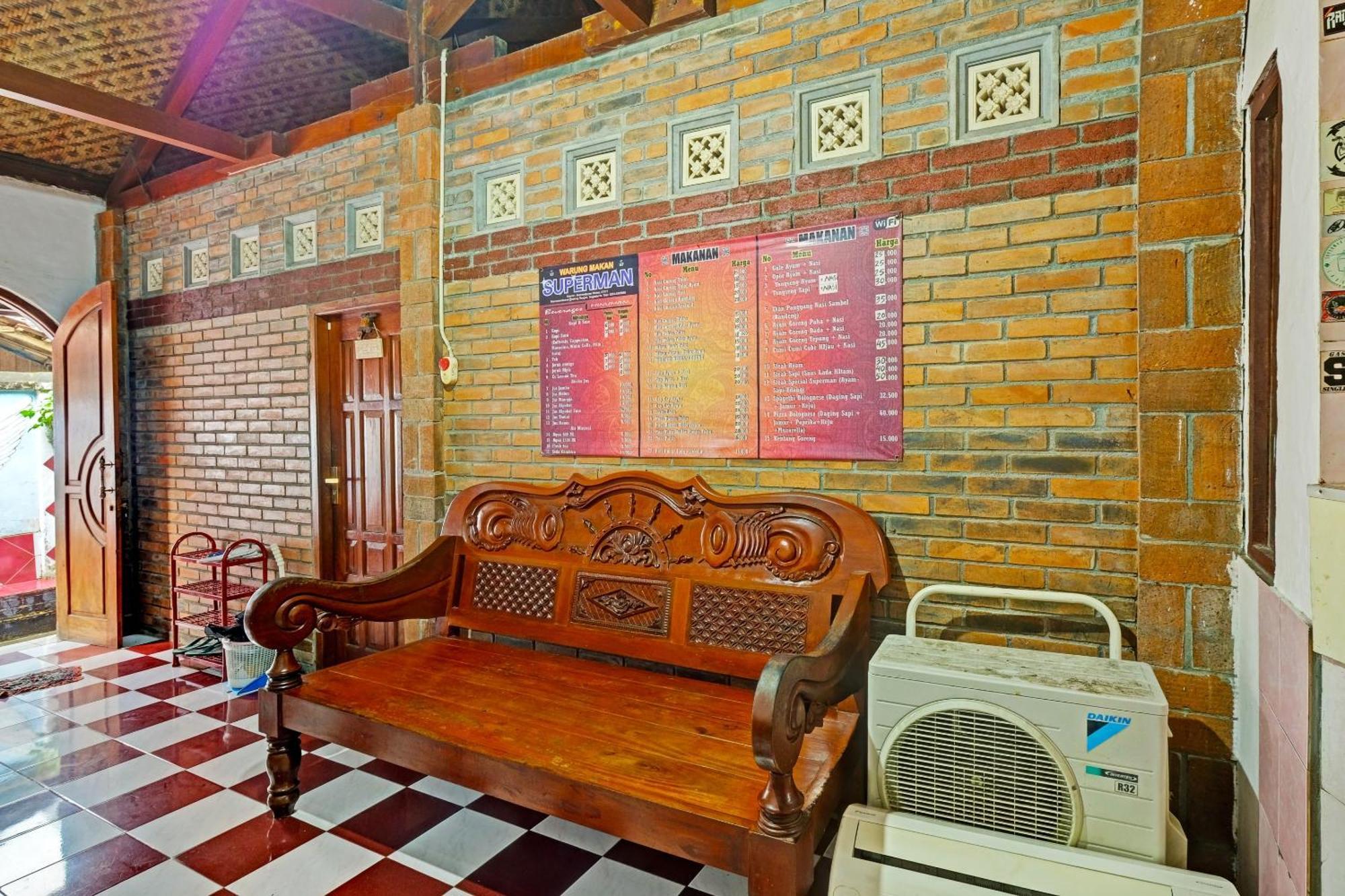 Spot On 91915 Homestay Superman Yogyakarta Exterior photo